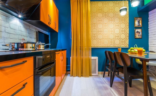 Угловая кухня с темной столешницей