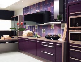 Купить Прямая кухня с фиолетовыми фасадами и фартуком плиткой в каталоге По форме