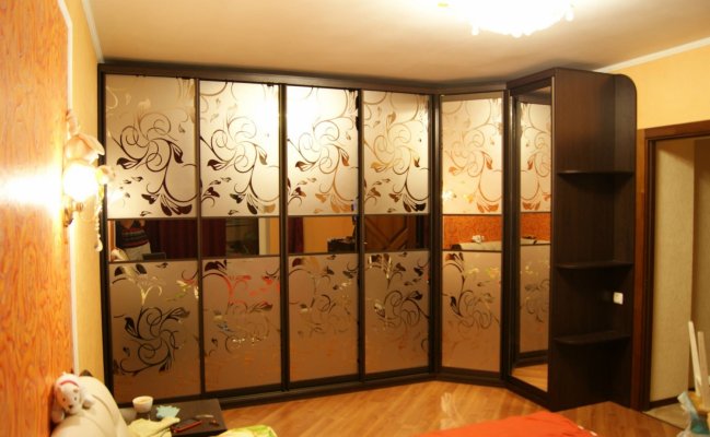 Угловой шкаф-купе с пескоструйным рисунком