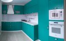 Угловая кухня с бирюзовыми фасадами