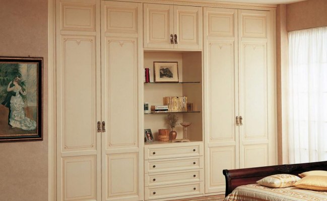 Классический шкаф в стиле ретро