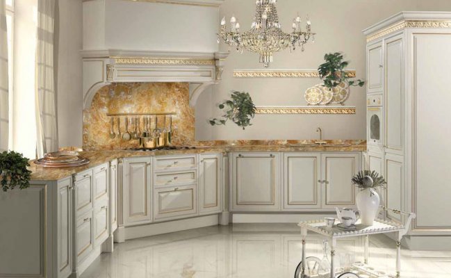 Кухня со столешницей и фартуком из мрамора