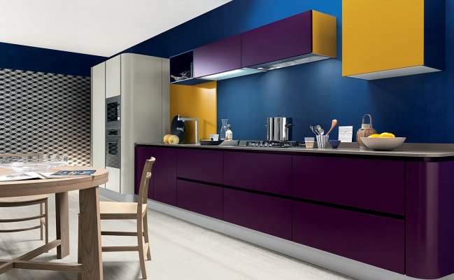 Прямая кухня с фиолетовыми фасадами и желтыми акцентами