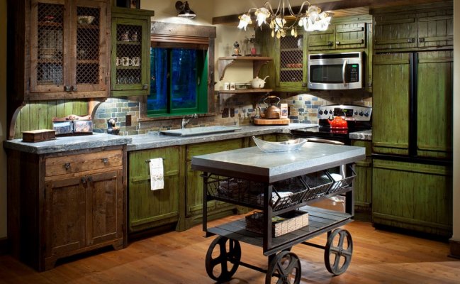 Большая кухня со столешницей из камня