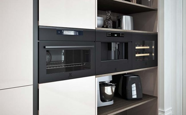 Угловая кухня с комбинированными фасадами и барной стойкой