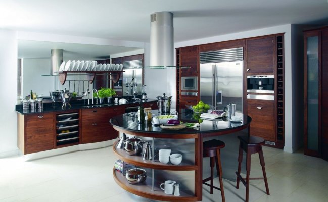 Кухня с круглым островом, фасады дерево