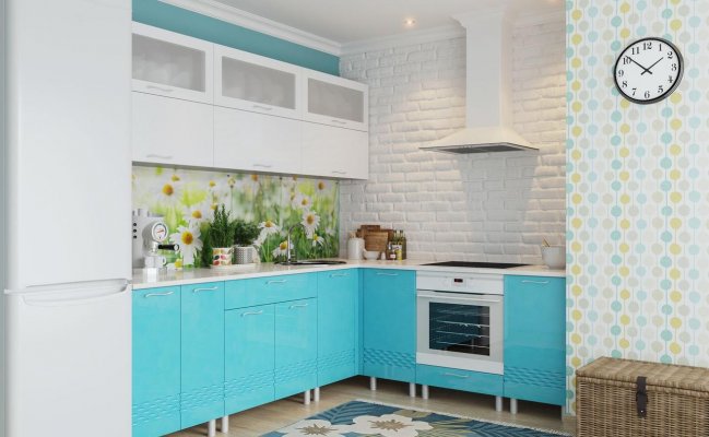 Небольшая кухня с стеклянным фартуком с фотопечатью