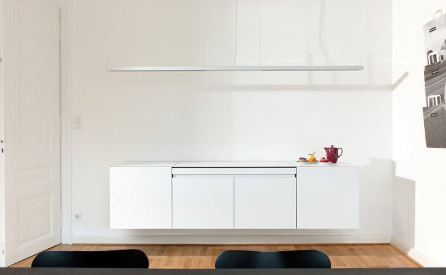 Кухня с навесными нижними шкафами