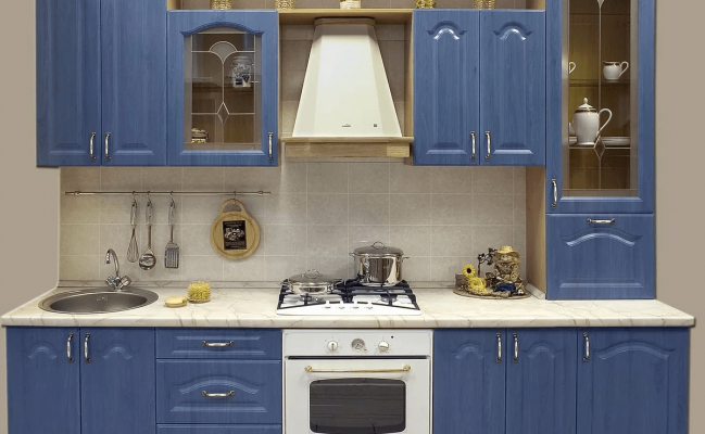 Прямая кухня с синими фасадами 