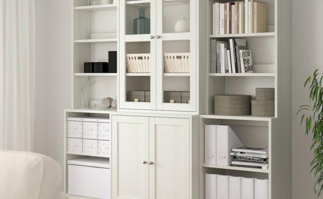 Книжный шкаф с стеклянными дверцами и полками