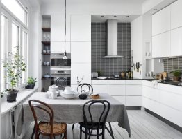 Купить Угловая кухня с темными фартуком и столешницей в каталоге Акриловые