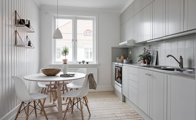 Прямая кухня с белыми фасадами