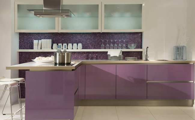 Угловая кухня с открытыми полками и сиреневыми фасадами