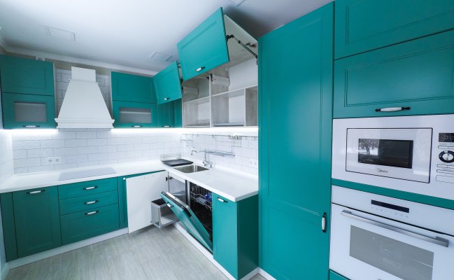 Угловая кухня с бирюзовыми фасадами