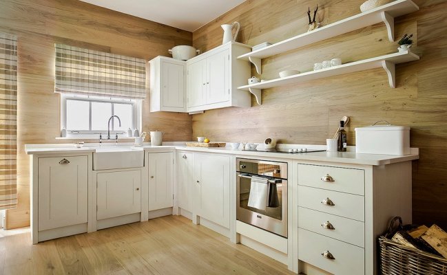 Кухня белого цвета угловая