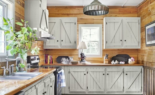 Светлая угловая кухня с интересным дизайном фасадов