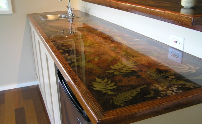 Небольшая прямая кухня с столешницей эпоксидной