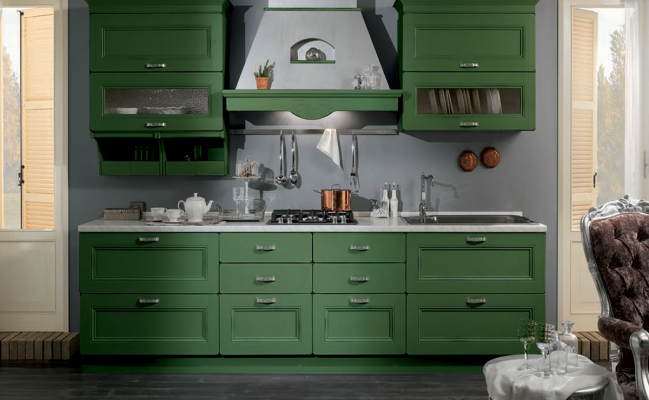 Небольшая кухня с зелеными фасадами