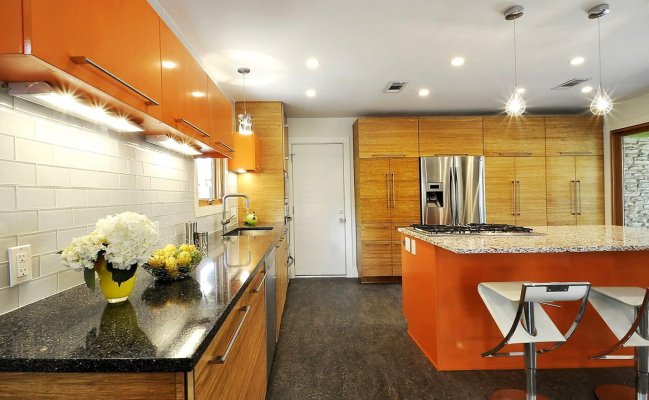 Большая кухня с отделкой фасадов деревом