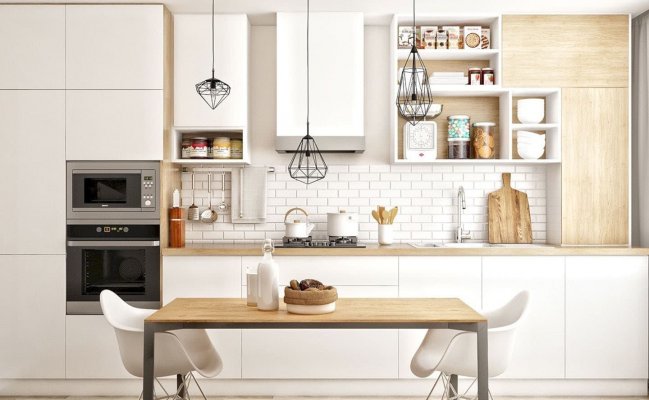 Небольшая высокая кухня с белыми фасадами