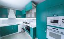 Угловая кухня с бирюзовыми фасадами