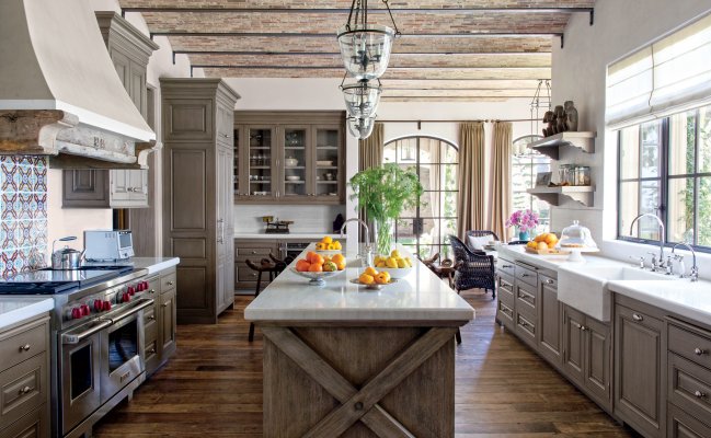 Кухня в деревенском стиле с островом