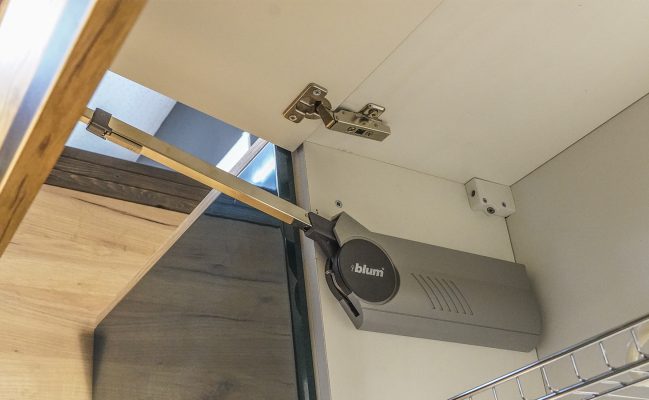 Уловая кухня в стиле лофт с встроенным шкафом для холодильника