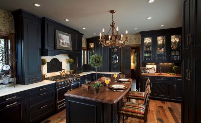 Классическая кухня в темном цвете с деревянной столешницей