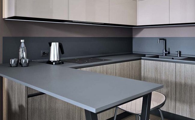 Угловая кухня с комбинированными фасадами и барной стойкой