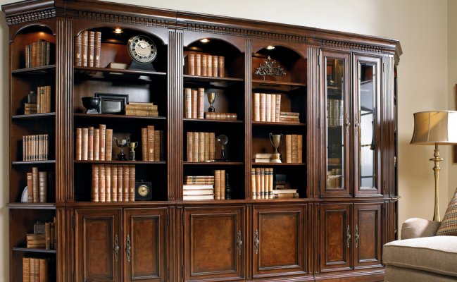 Книжный шкаф цвета темного ореха