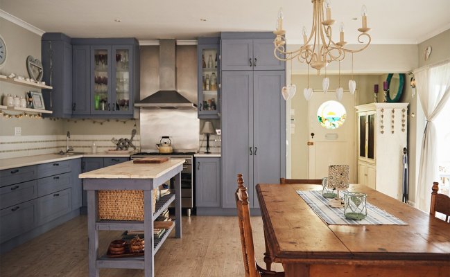 Серая угловая кухня в стиле кантри