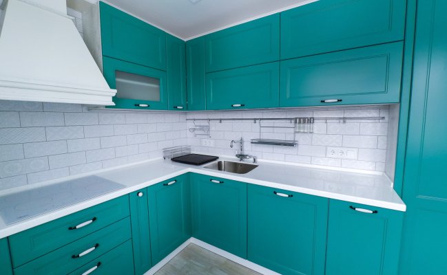 Угловая кухня с бирюзовыми фасадами