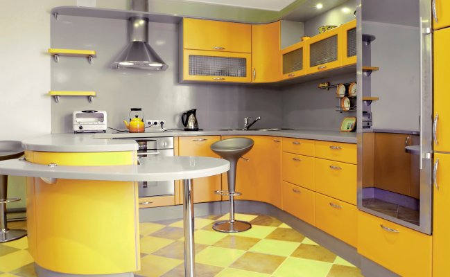 Небольшая п-образная кухня со стеклянными фасадами