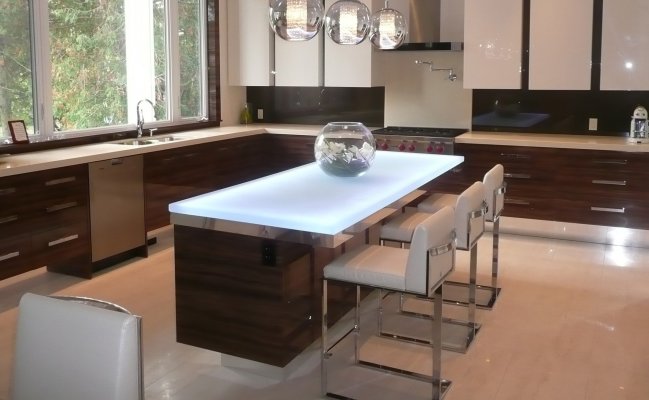 Большая угловая кухня со стеклянной столешницей на острове