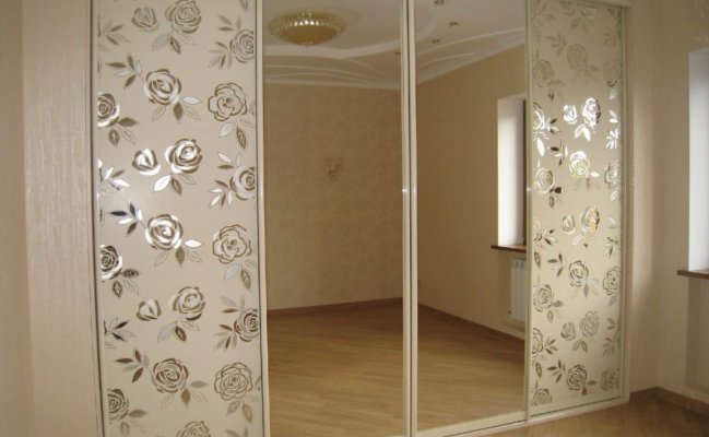 Встроенный шкаф-купе с цветочным узором