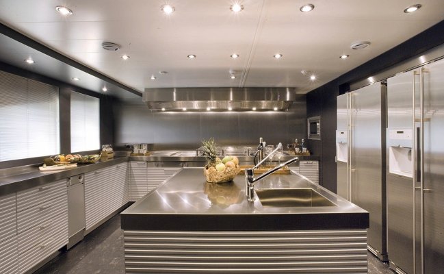 Угловая кухня в стиле хай-тек стального цвета