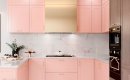 Угловая кухня в розовом цвете