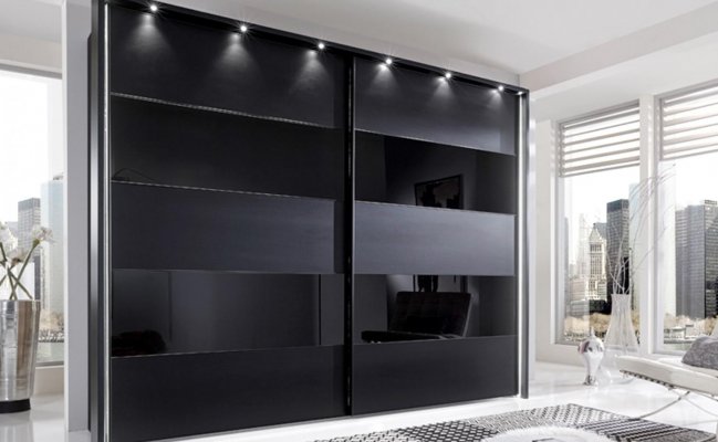 Черный матовый шкаф -купе с вставками из стекла
