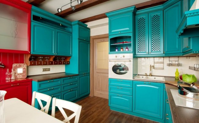 Кухня с бирюзовыми фасадами