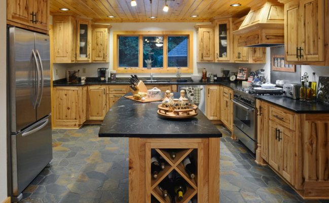 Кухня с винным шкафом