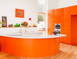Купить Прямая кухня в оранжевом цвете с большим закругленным островом в каталоге Из пвх
