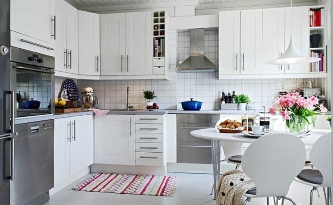 Угловая кухня  с белыми фасадами