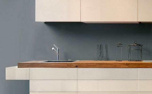 Небольшая навесная кухня с столешницей дерево