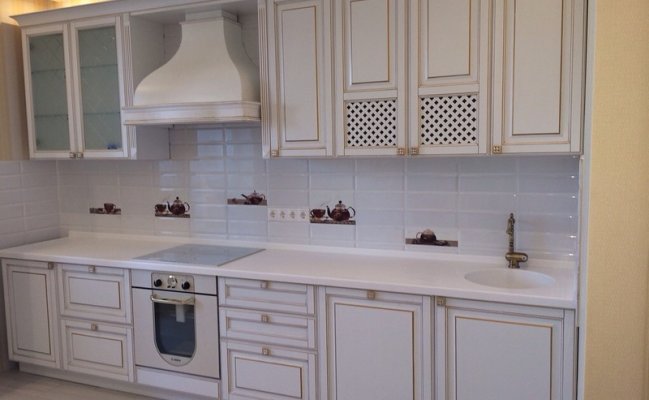 Кухня классика с белыми фасадами