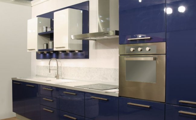 Бело-синяя небольшая кухня