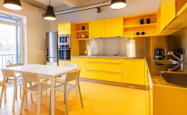 Большая угловая кухня в желтом цвете с открытыми полками
