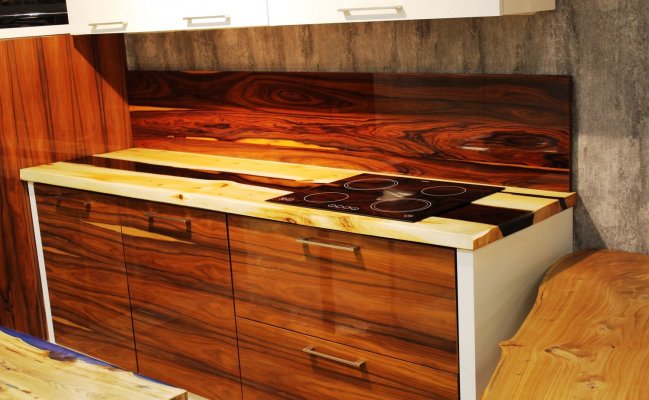 Небольшая прямая кухня столешница из дерева