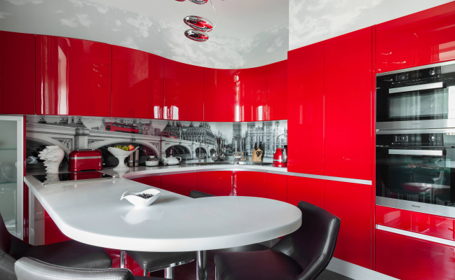 Кухня с радиусными фасадами красного цвета