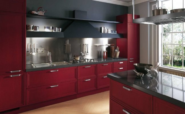 большая кухня винного цвета с черными полками