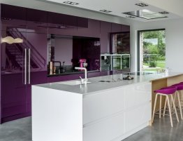 Продажа Фиолетовая глянцевая кухня с островом белого цвета в каталоге Купить Фиолетовая глянцевая кухня с островом белого цвета в каталоге